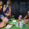 500-teiliges Casino Pokerset mit Chips & Spielkarten & Würfel & Händler-Chips & Tischtuch Silber