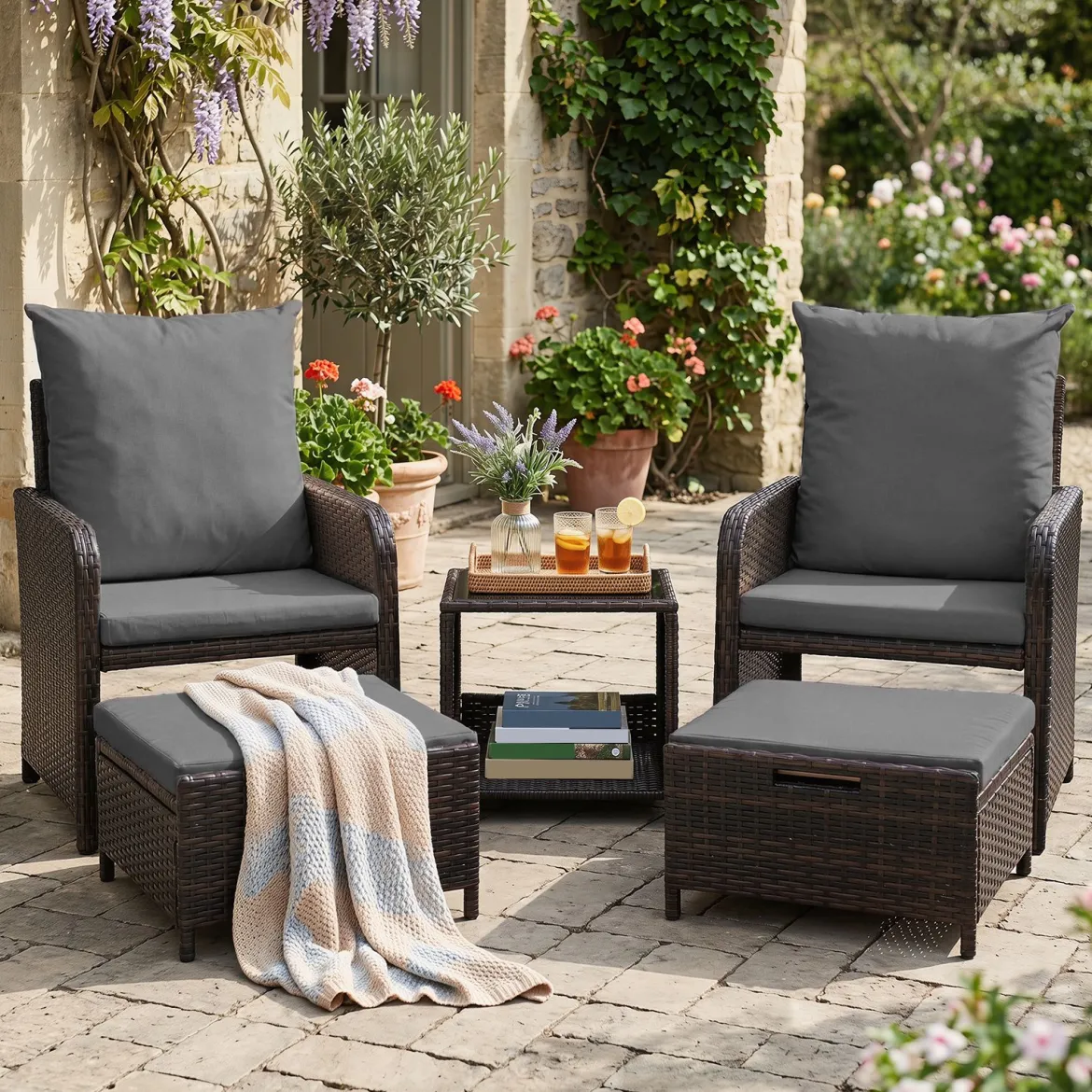 5-teiliges Gartenmöbel-Set aus Polyrattan Balkonmöbel mit 2 Sessel 2 Hocker & Glastisch Grau