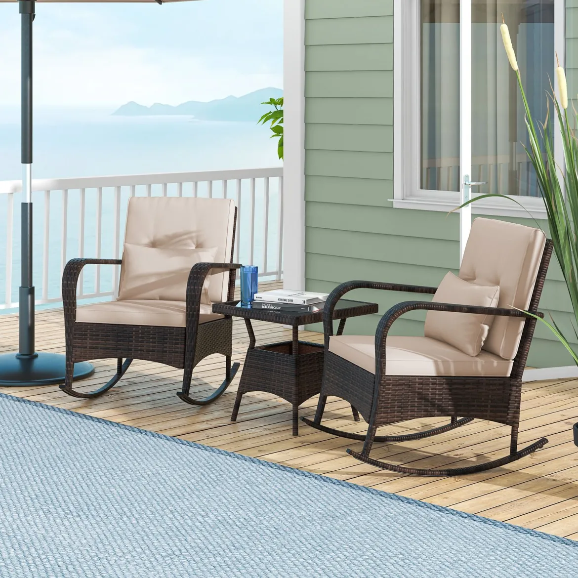 3-Teiliges Gartenmöbel-Set 2 Rattan Schaukelstühlen mit Glastisch Outdoor Sitzgruppe mit Metallrahmen