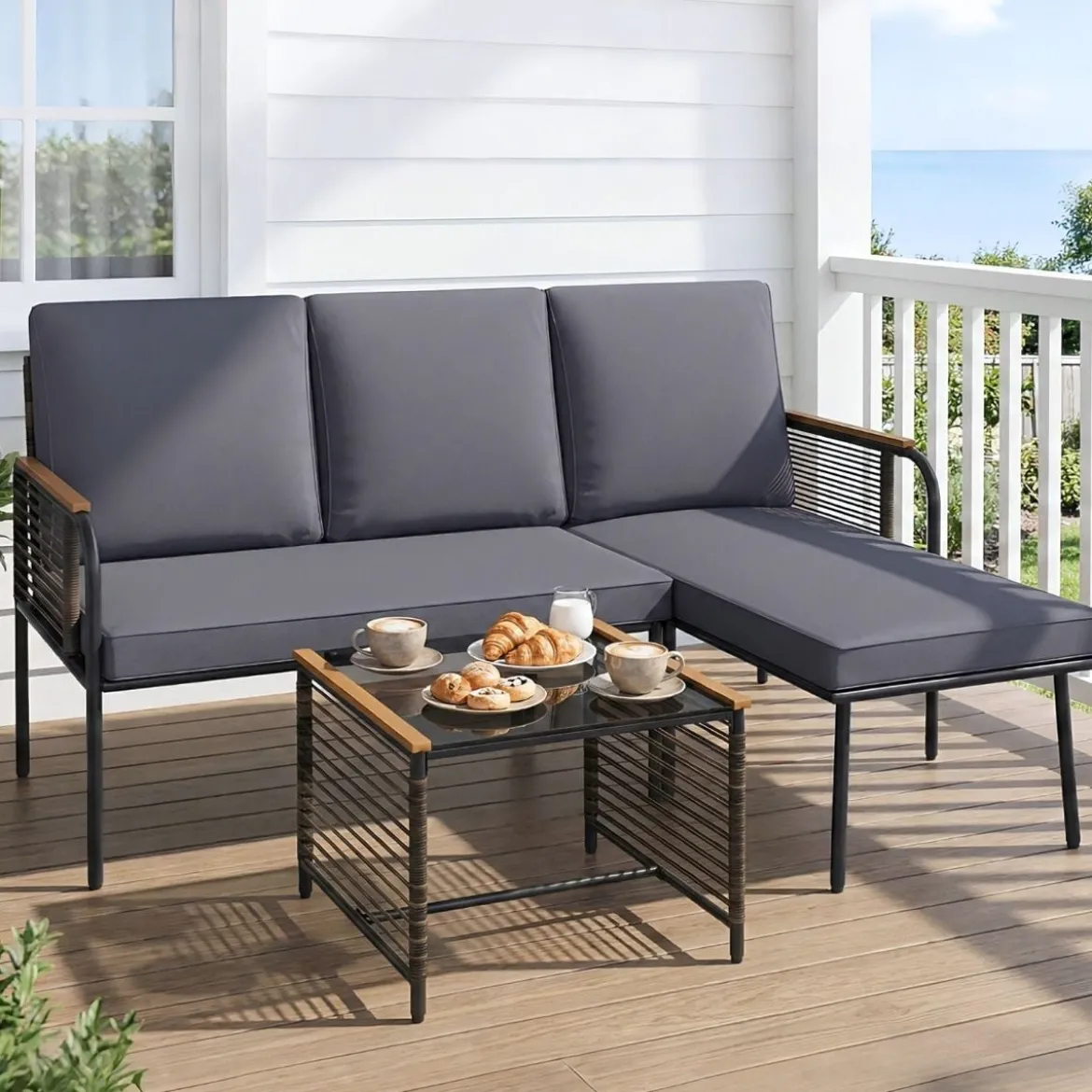 3-teiliges Geflecht-Möbelset Outdoor L-förmiges Sofa mit Kissen & Sicherheitsglas-Beistelltisch Grau