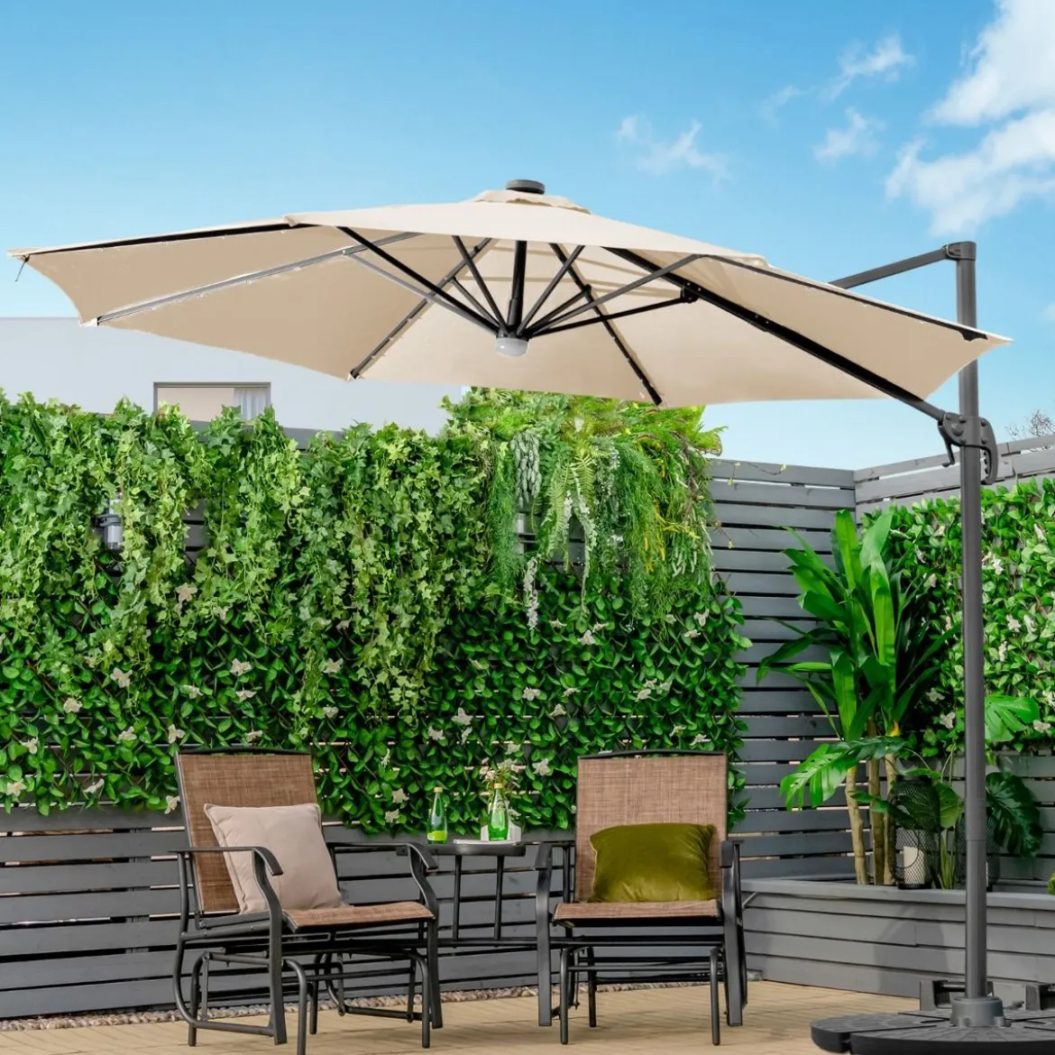 Ø300 Terrassenschirm mit 28 LED-Lichtern & 3 Neigungseinstellungen für Cafés Pools Gärten Beige